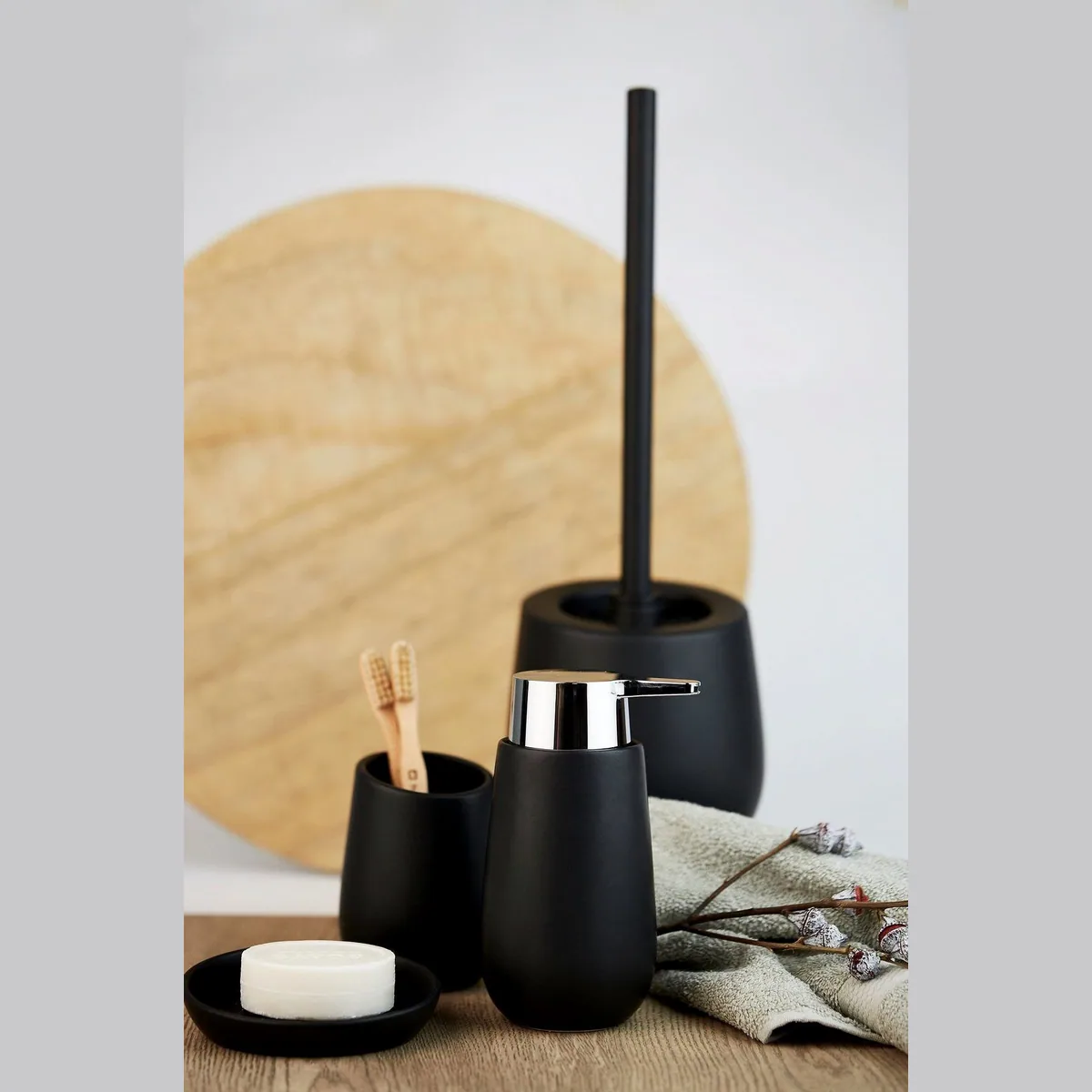 Wenko Badi WC-Garnitur, Keramik, modernes Design, hygienische Silikon-Borsten 2